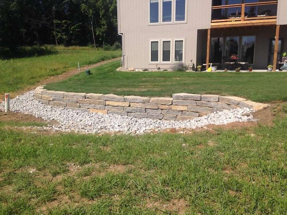 Dry stack retaining wall for drainage control